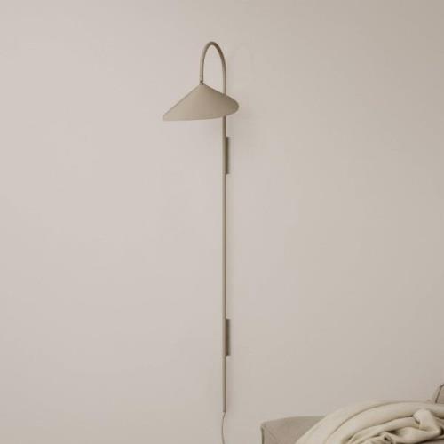 ferm LIVING Arum Swivel Tall seinävalaisin, beige, pistotulppa