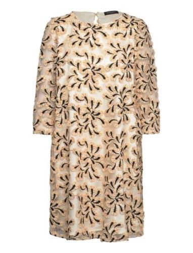 Bouvardiabbchista Dress Polvipituinen Mekko Beige Bruuns Bazaar